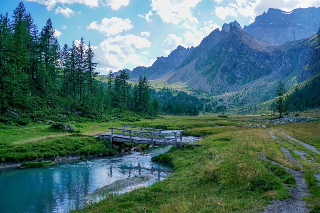 Un Paradiso Naturale: Camminata tra la Val Buscagna e il Lago Nero Un Paradiso Naturale: Camminata tra la Val Buscagna e il Lago Nero desktop picture