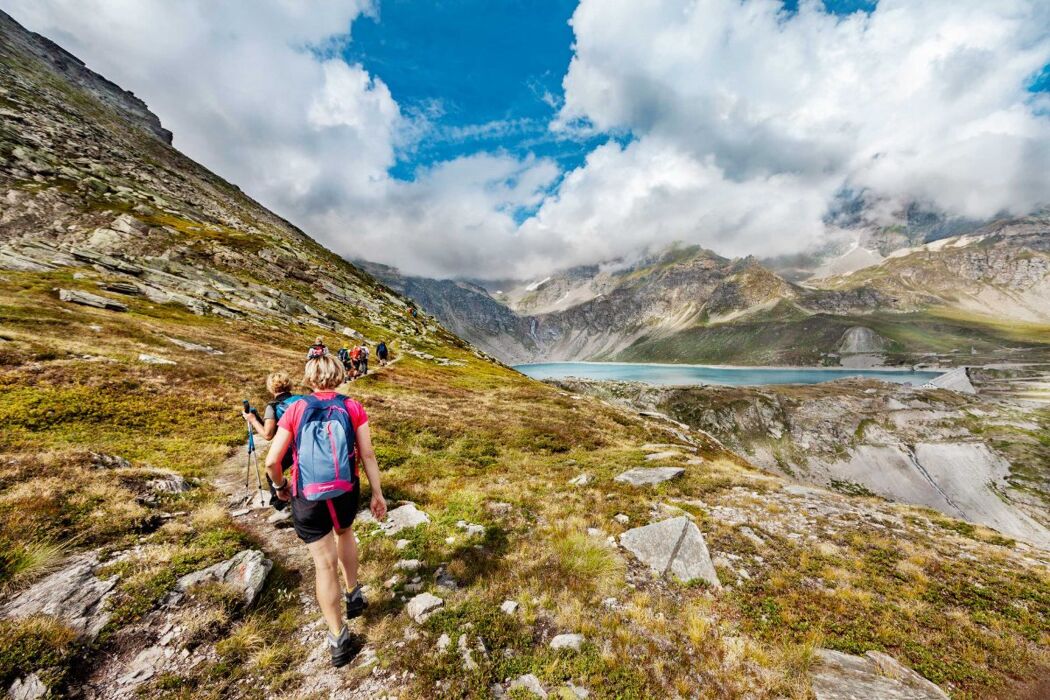 Escursione al Lago Serrù: Tra Vette e Specchi d'Acqua Escursione al Lago Serrù: Tra Vette e Specchi d'Acqua desktop picture