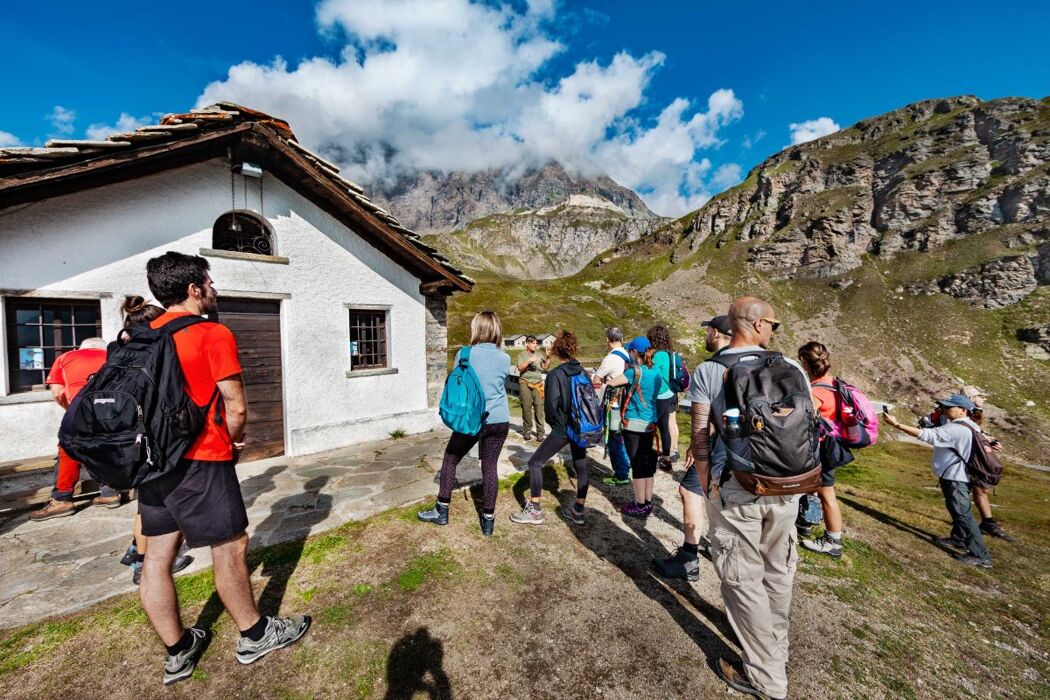 Escursione al Lago Serrù: Tra Vette e Specchi d'Acqua Escursione al Lago Serrù: Tra Vette e Specchi d'Acqua desktop picture