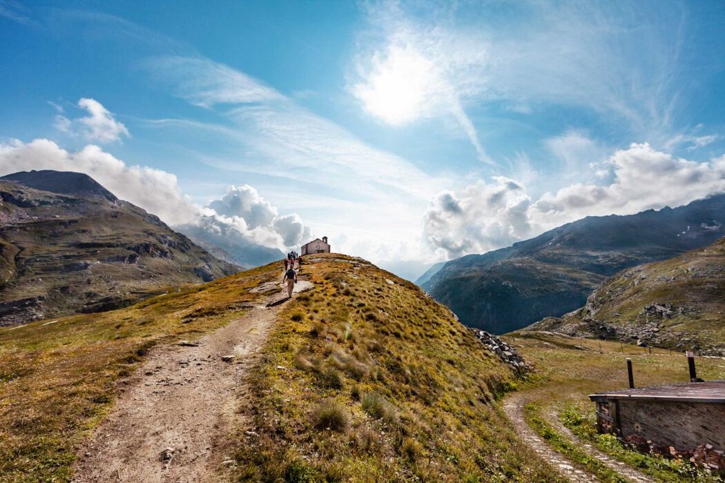 Escursione al Lago Serrù: Tra Vette e Specchi d'Acqua Escursione al Lago Serrù: Tra Vette e Specchi d'Acqua desktop picture