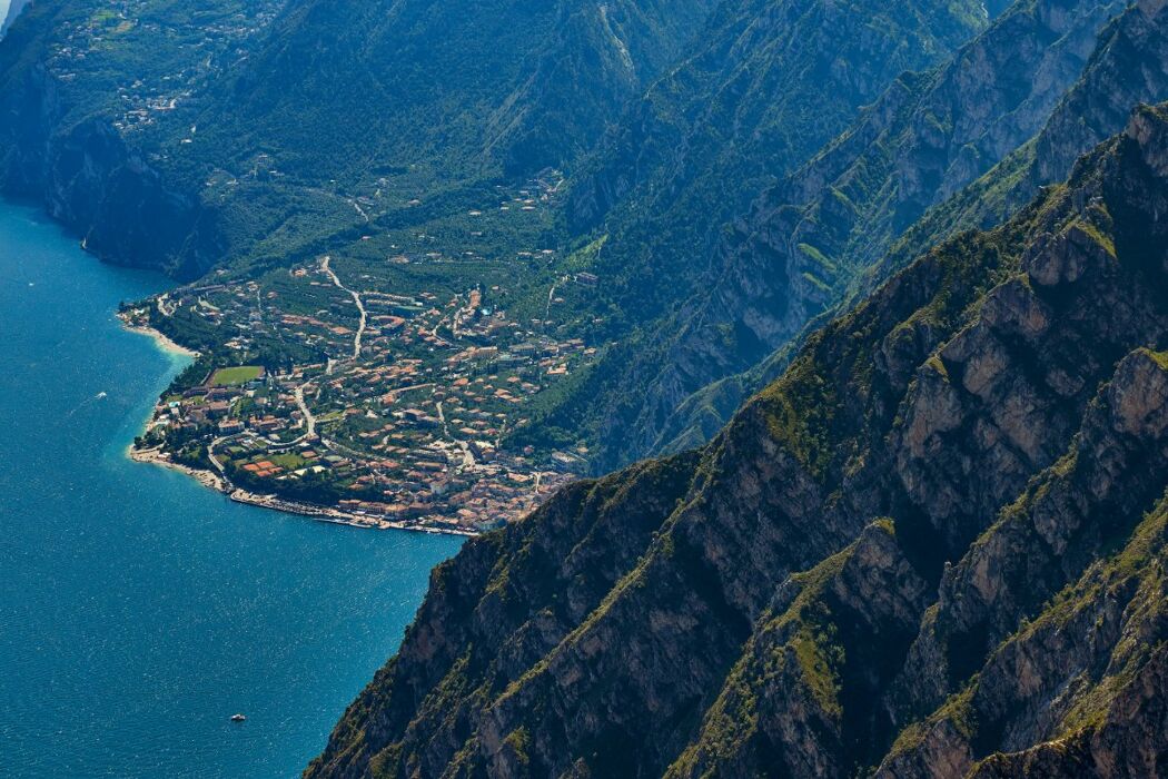 Punta Larici, lo Sperone di Roccia a Picco sul Garda - POMERIGGIO Punta Larici, lo Sperone di Roccia a Picco sul Garda - POMERIGGIO desktop picture