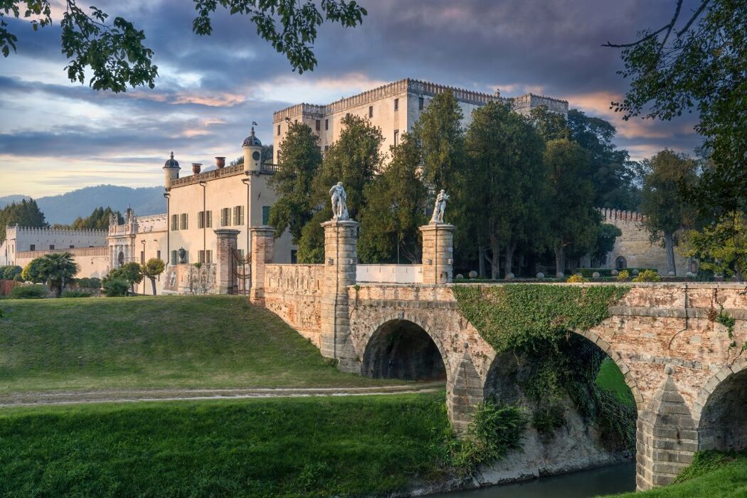 Un Itinerario ricco di Misteri: Da Battaglia Terme al Castello del Catajo Un Itinerario ricco di Misteri: Da Battaglia Terme al Castello del Catajo desktop picture