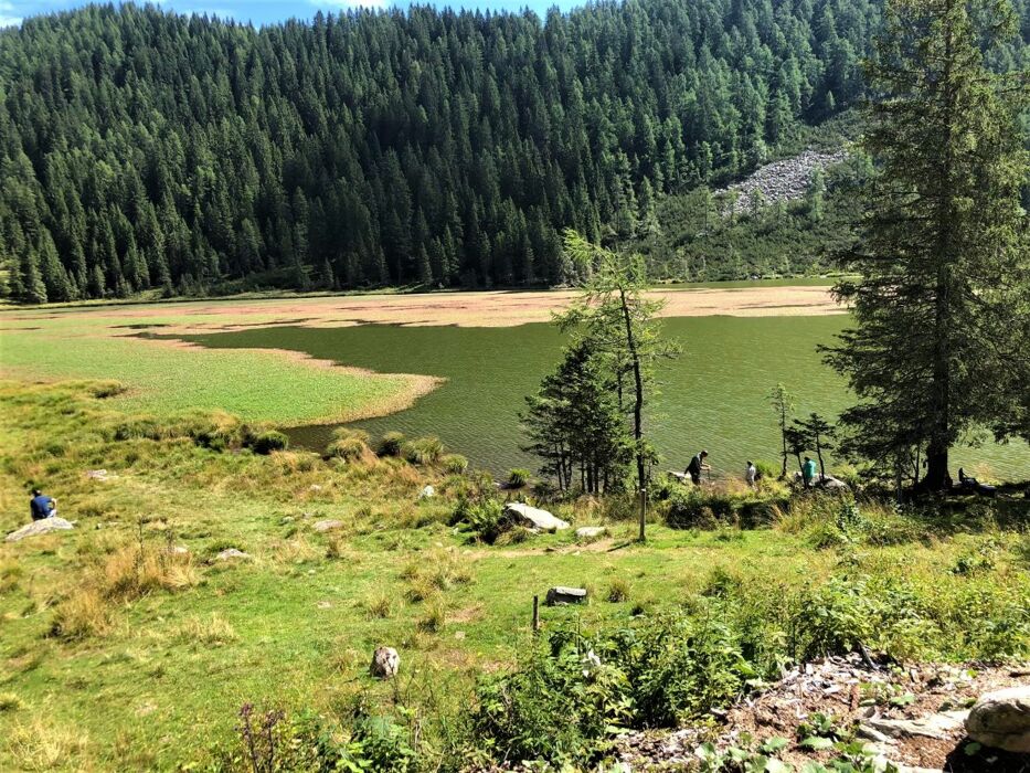 Escursione al Lago di Calaita con Vista sulle Pale di San Martino Escursione al Lago di Calaita con Vista sulle Pale di San Martino desktop picture