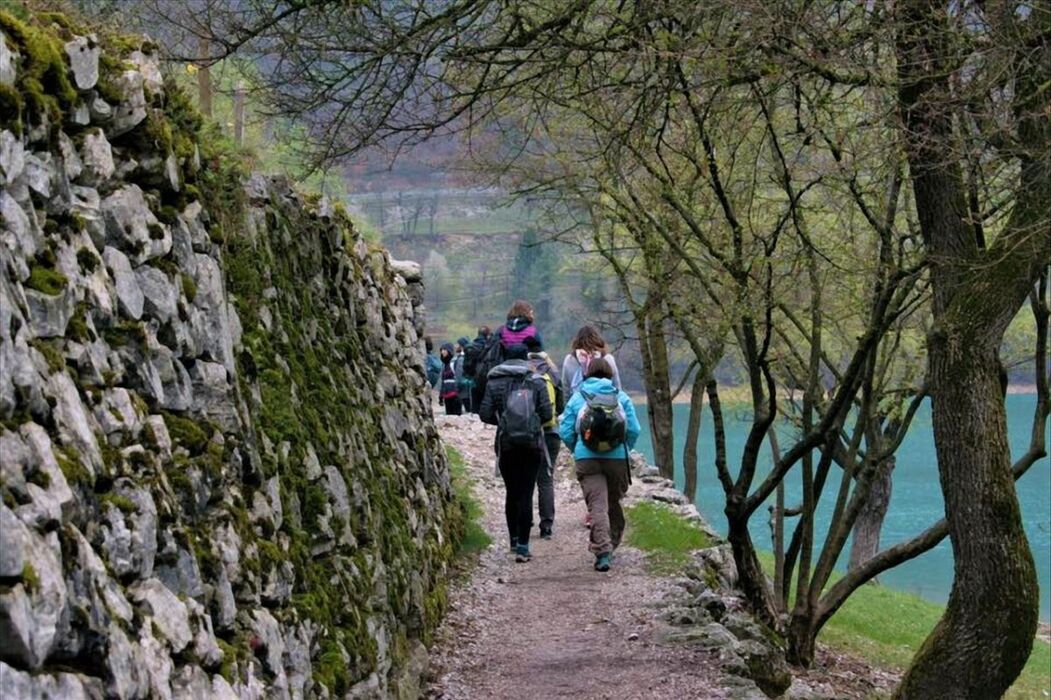 Passeggiata dal Lago di Tenno al Borgo Medievale di Canale Passeggiata dal Lago di Tenno al Borgo Medievale di Canale desktop picture