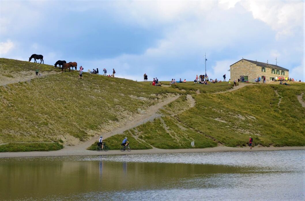 Il Lago Scaffaiolo: Escursione al Tramonto Il Lago Scaffaiolo: Escursione al Tramonto desktop picture