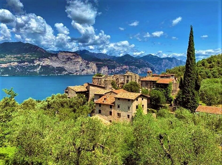 Walking Meditativo Vista Lago alle Pendici del Baldo Walking Meditativo Vista Lago alle Pendici del Baldo desktop picture