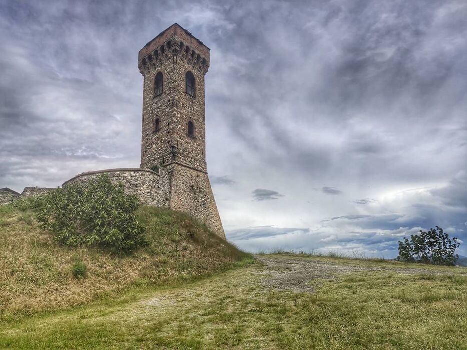 Piacevole Itinerario a Pozzol Groppo e al Castello dei Malaspina Piacevole Itinerario a Pozzol Groppo e al Castello dei Malaspina desktop picture