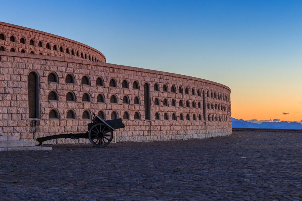 Cima Grappa e il Sacrario Militare: Teatro di Scontri Decisivi Cima Grappa e il Sacrario Militare: Teatro di Scontri Decisivi desktop picture