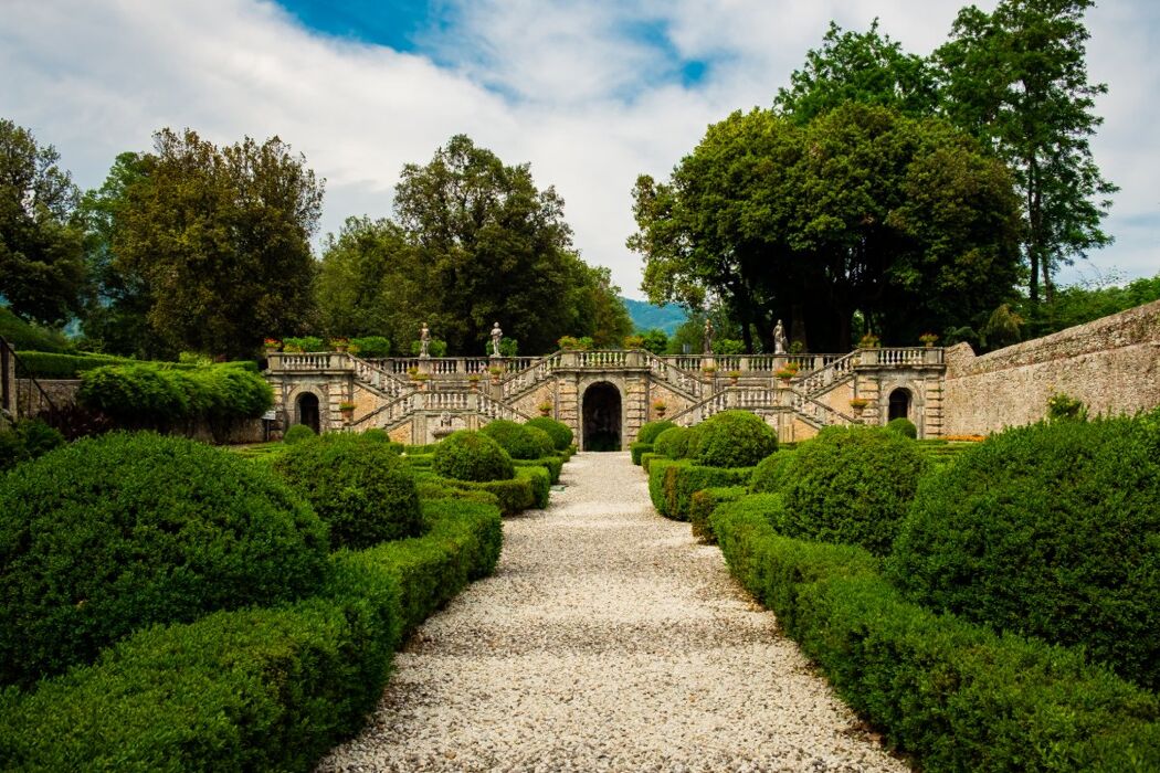 Passeggiata sulle Colline Lucchesi: Trionfo di Ville, Chiese e Vigneti DOC Passeggiata sulle Colline Lucchesi: Trionfo di Ville, Chiese e Vigneti DOC desktop picture