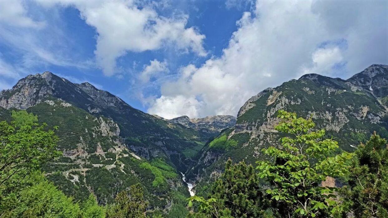 Cima Trappola e Passo Malera: Trekking tra Carega e Lessinia Cima Trappola e Passo Malera: Trekking tra Carega e Lessinia desktop picture