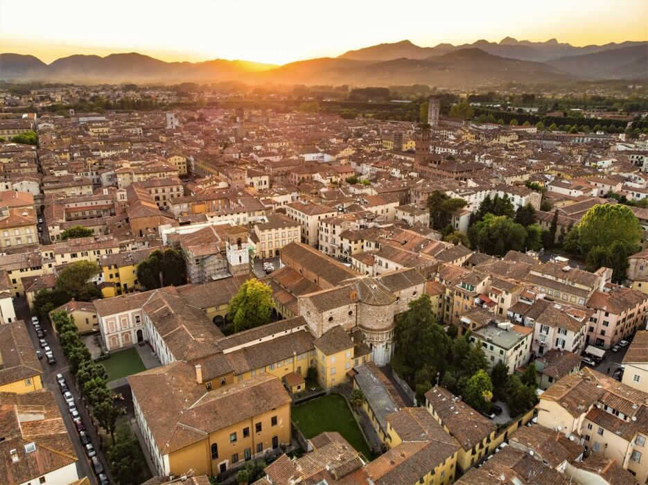 Tour guidato tra amori e intrighi nella Lucca Segreta Tour guidato tra amori e intrighi nella Lucca Segreta desktop picture