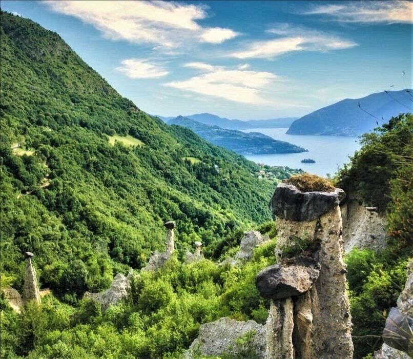 Camminata tra le maestose Piramidi di Zone sul Lago d'Iseo Camminata tra le maestose Piramidi di Zone sul Lago d'Iseo desktop picture