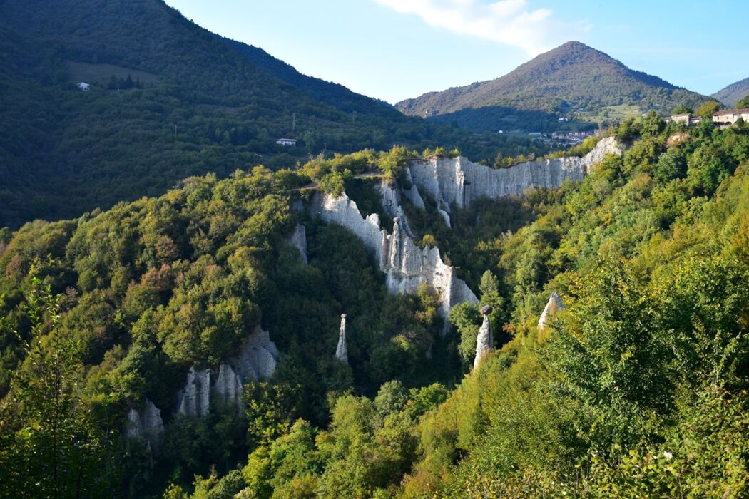 Camminata tra le maestose Piramidi di Zone sul Lago d'Iseo Camminata tra le maestose Piramidi di Zone sul Lago d'Iseo desktop picture