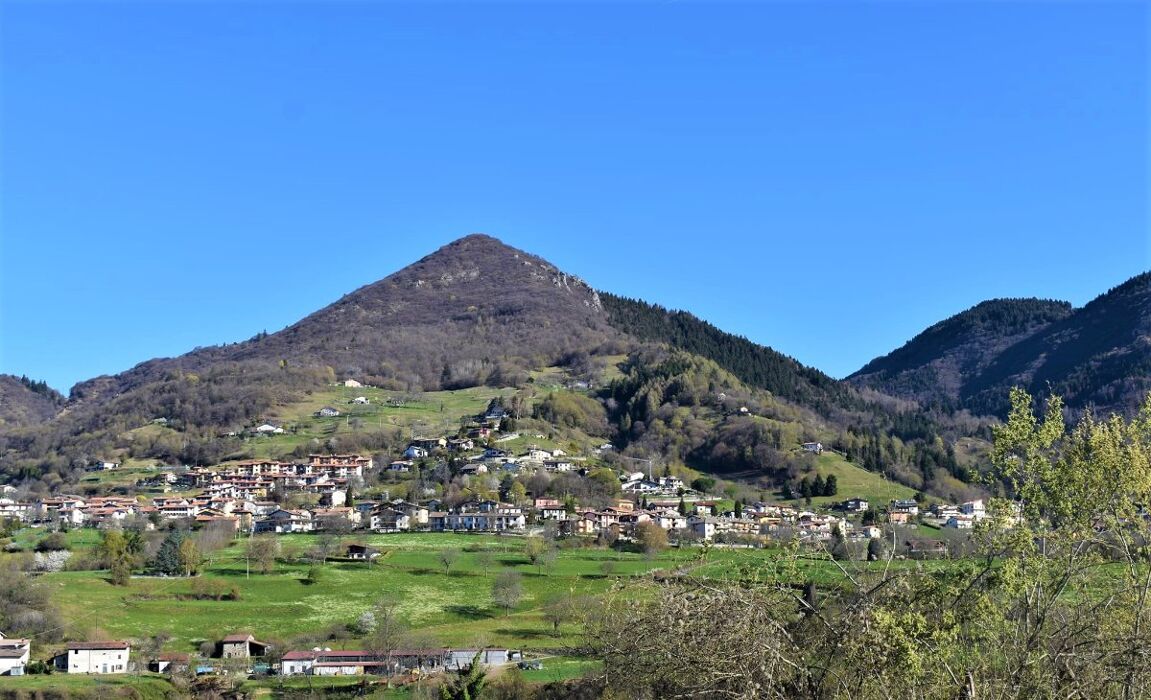 Camminata tra le maestose Piramidi di Zone sul Lago d'Iseo Camminata tra le maestose Piramidi di Zone sul Lago d'Iseo desktop picture