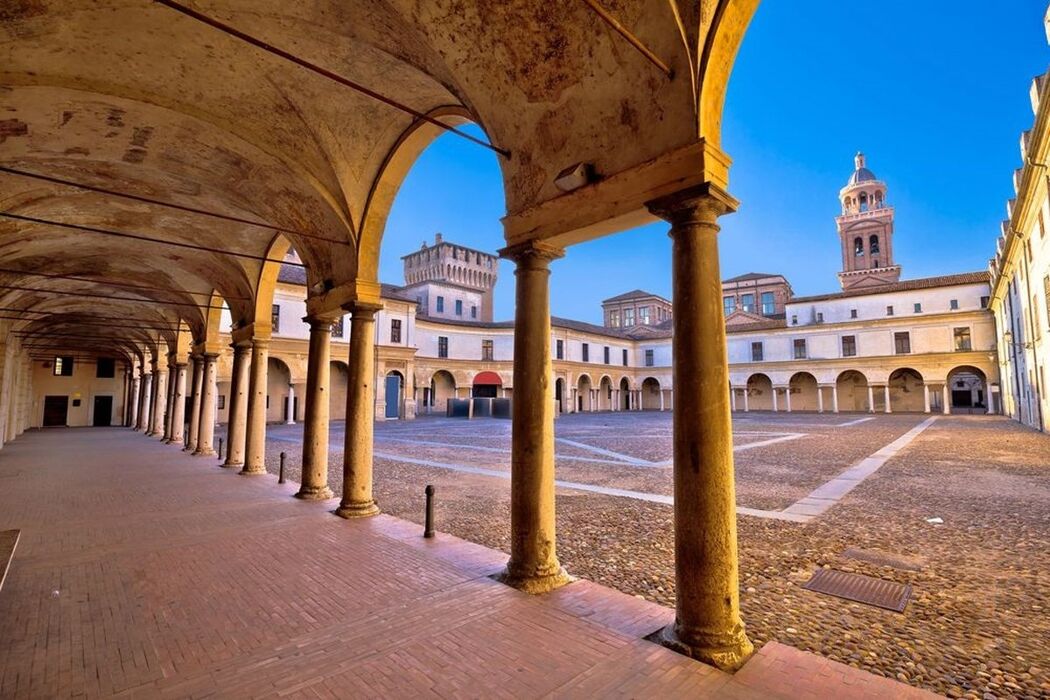 Uscita di Gruppo a Mantova: Reggia Rinascimentale Riflessa sul Lago Uscita di Gruppo a Mantova: Reggia Rinascimentale Riflessa sul Lago desktop picture