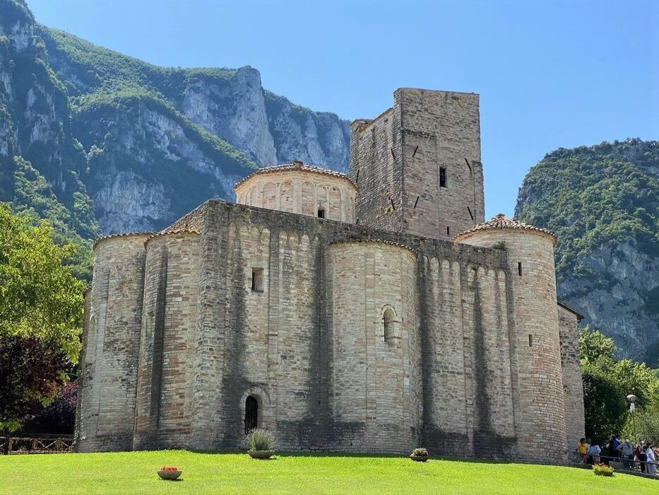 Un Spettacolare Percorso al Foro degli Occhialoni Un Spettacolare Percorso al Foro degli Occhialoni desktop picture