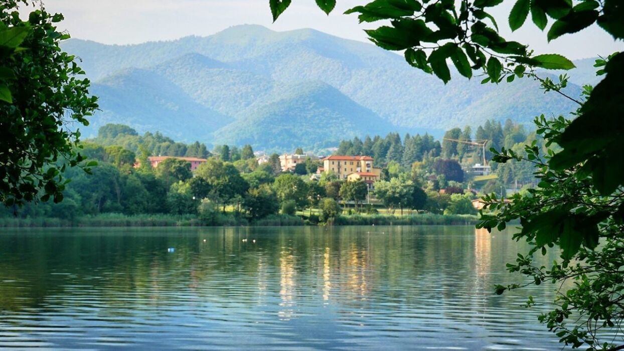 Passeggiata tra il Lago di Montorfano e le Colline Comasche Passeggiata tra il Lago di Montorfano e le Colline Comasche desktop picture