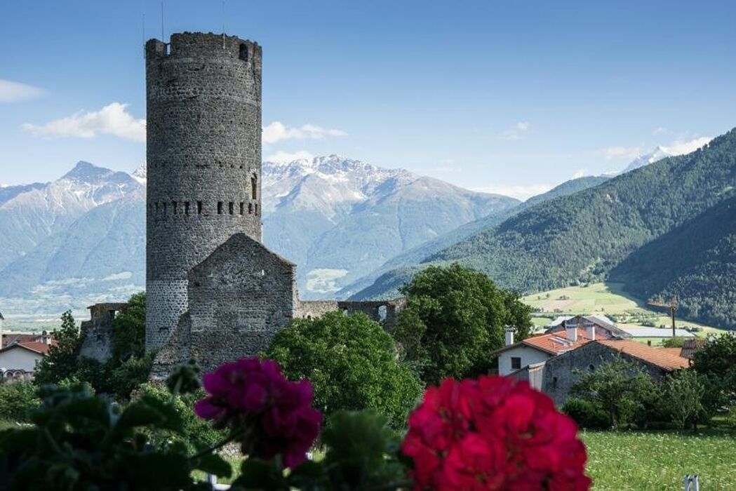 Un Fine Settimana Spettacolare: Il Lago di Resia, Gemma della Val Venosta Un Fine Settimana Spettacolare: Il Lago di Resia, Gemma della Val Venosta desktop picture