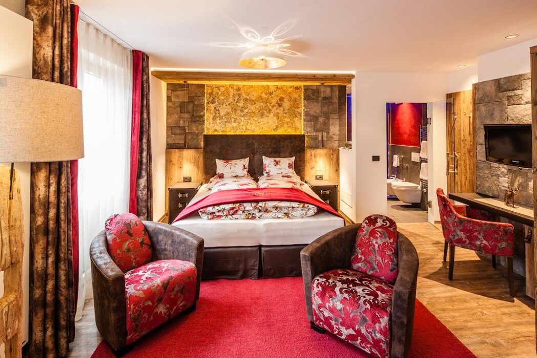 Un Fine Settimana Spettacolare: Il Lago di Resia, Gemma della Val Venosta Un Fine Settimana Spettacolare: Il Lago di Resia, Gemma della Val Venosta desktop picture