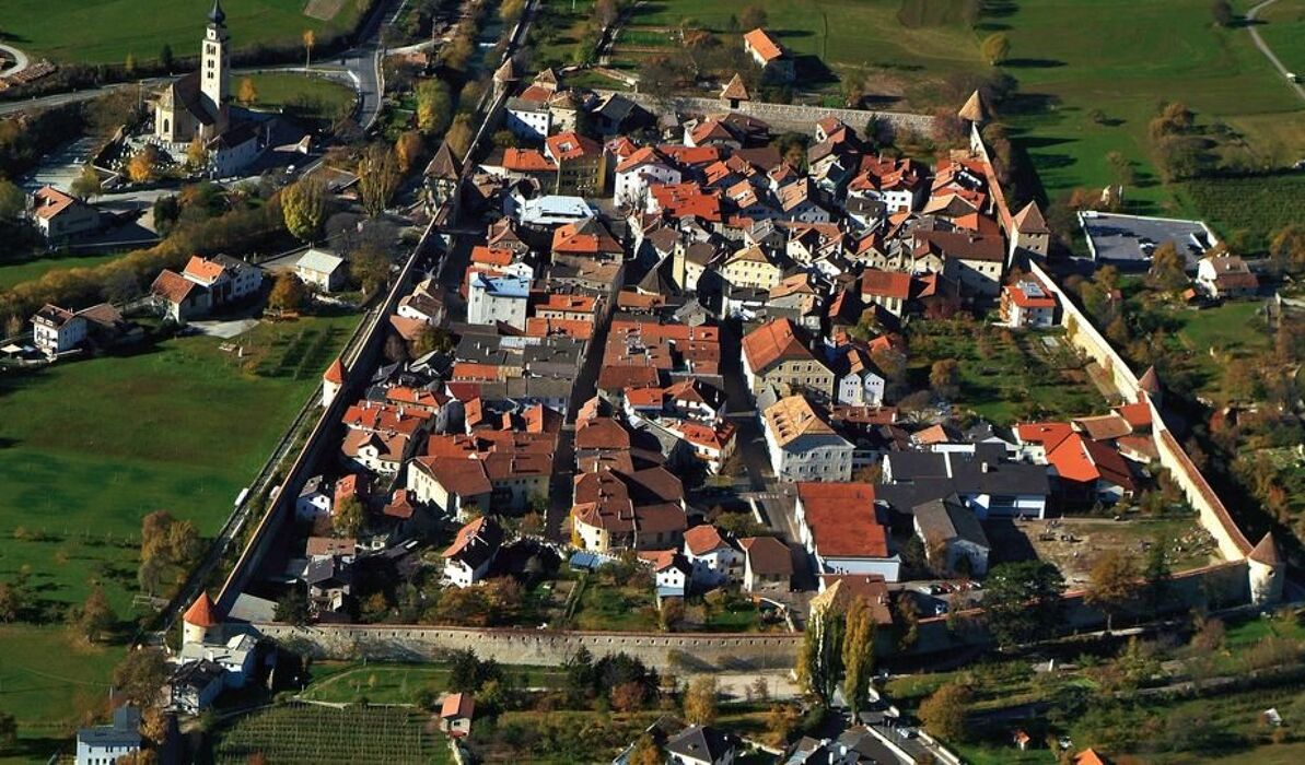 Un Fine Settimana Spettacolare: Il Lago di Resia, Gemma della Val Venosta Un Fine Settimana Spettacolare: Il Lago di Resia, Gemma della Val Venosta desktop picture