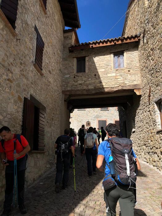 Camminata dal Castello di Rossena al Tempietto del Petrarca Camminata dal Castello di Rossena al Tempietto del Petrarca desktop picture