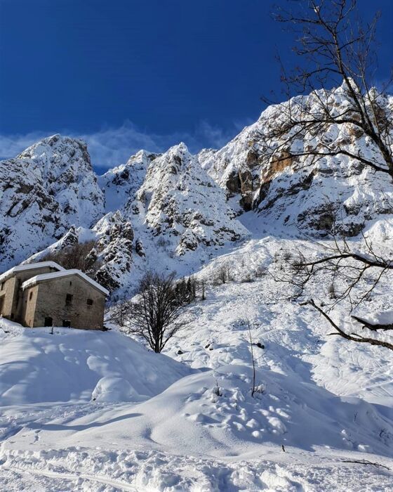 Ciaspolata nel cuore delle Piccole Dolomiti Ciaspolata nel cuore delle Piccole Dolomiti desktop picture