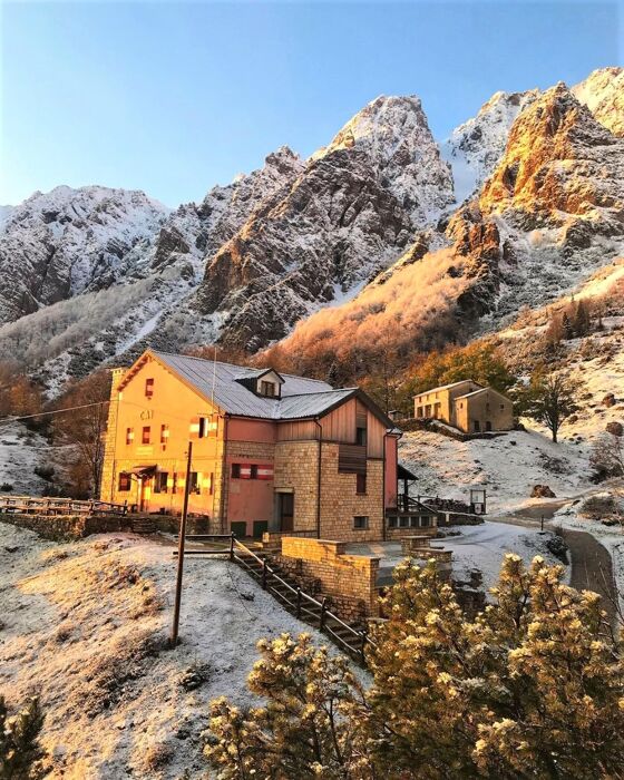 Ciaspolata nel cuore delle Piccole Dolomiti Ciaspolata nel cuore delle Piccole Dolomiti desktop picture