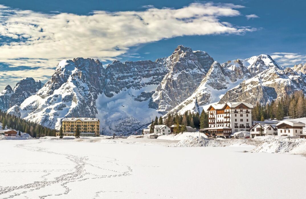 Ciaspolata a Misurina con vista sulle Tre Cime Ciaspolata a Misurina con vista sulle Tre Cime desktop picture