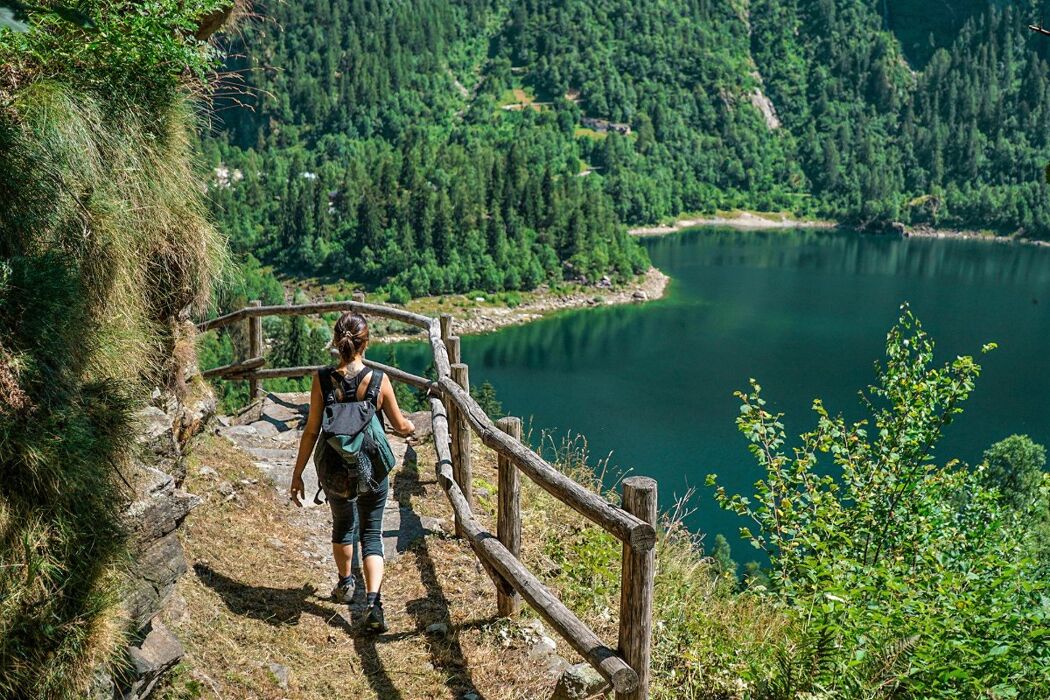 Escursione tra i fiabeschi Laghi della Valle Antrona Escursione tra i fiabeschi Laghi della Valle Antrona desktop picture