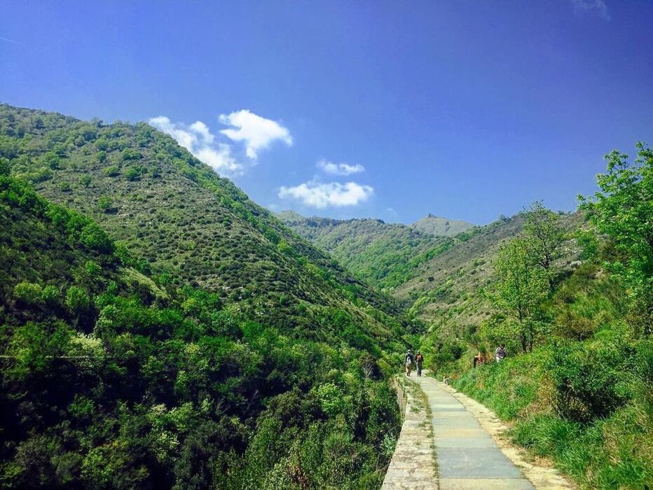 L'Acquedotto Storico di Genova: Itinerario con Scorci Mozzafiato L'Acquedotto Storico di Genova: Itinerario con Scorci Mozzafiato desktop picture