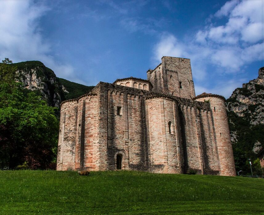 I Preziosi Sentieri dalla Grotta del Vernino al Tempio di Valadier I Preziosi Sentieri dalla Grotta del Vernino al Tempio di Valadier desktop picture