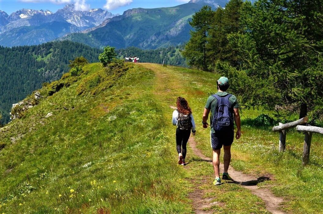 Escursione a Elva: Tra Scorci Adrenalinici e Splendide Borgate Escursione a Elva: Tra Scorci Adrenalinici e Splendide Borgate desktop picture