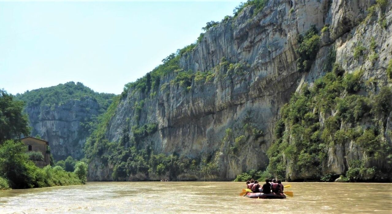 Discesa in Rafting con Aperitivo alla Chiusa di Ceraino Discesa in Rafting con Aperitivo alla Chiusa di Ceraino desktop picture