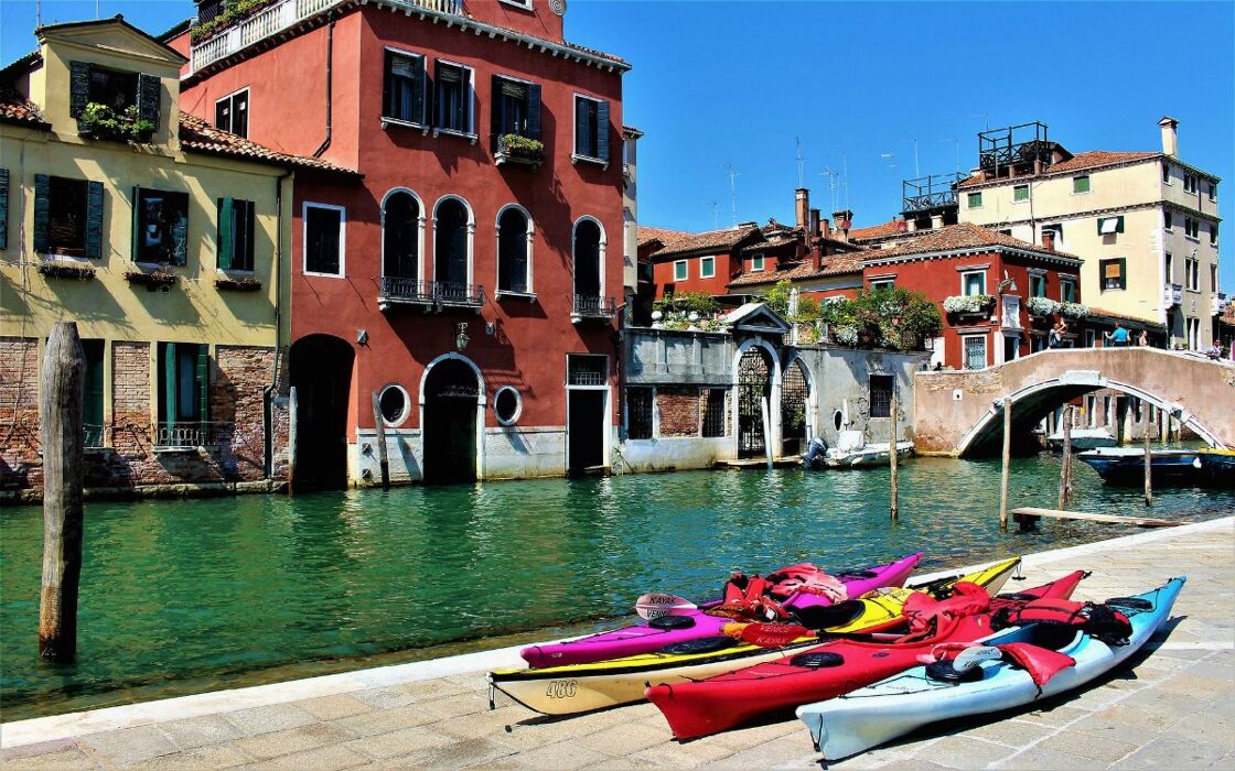 Un Inedito Tour in Kayak nei Canali Storici di Venezia Un Inedito Tour in Kayak nei Canali Storici di Venezia desktop picture