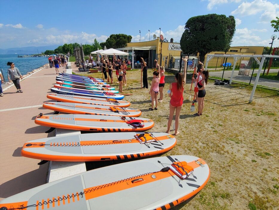 Giro in Stand Up Paddle tra le Mura Antiche di Peschiera del Garda Giro in Stand Up Paddle tra le Mura Antiche di Peschiera del Garda desktop picture
