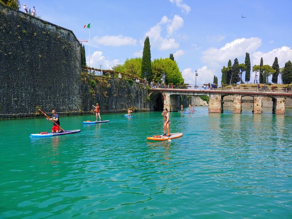 Giro in Stand Up Paddle tra le Mura Antiche di Peschiera del Garda Giro in Stand Up Paddle tra le Mura Antiche di Peschiera del Garda desktop picture