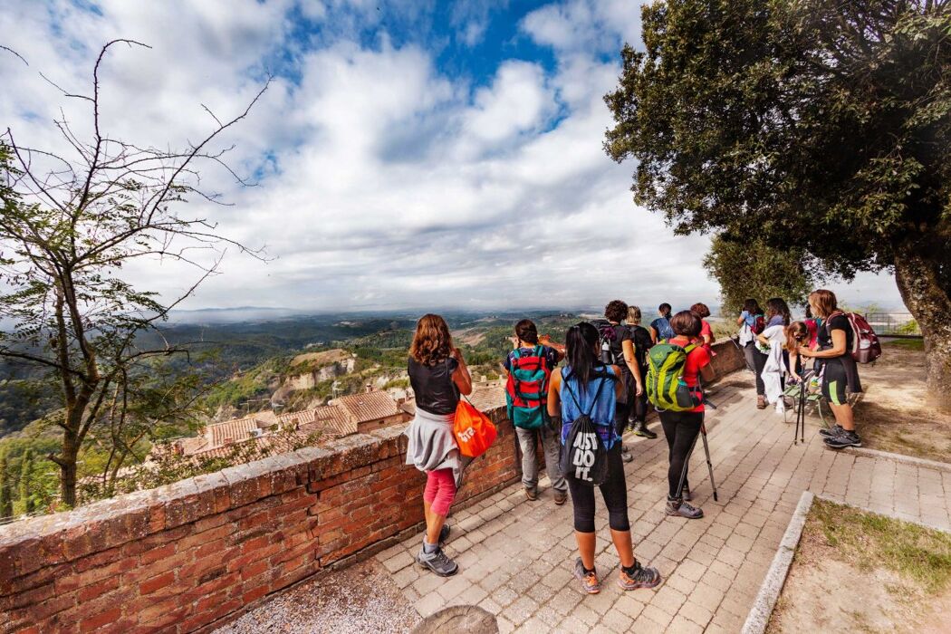 Una Dolce Camminata tra le Crete Senesi Una Dolce Camminata tra le Crete Senesi desktop picture