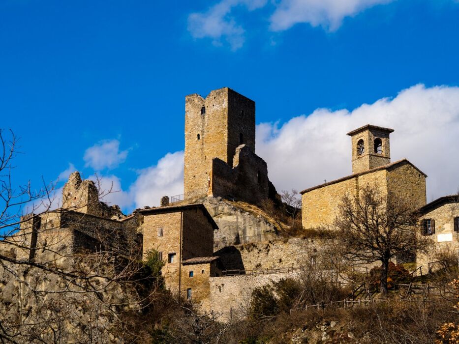 Trekking sull’Appennino Reggiano: la Big Bench Rossa Trekking sull’Appennino Reggiano: la Big Bench Rossa desktop picture