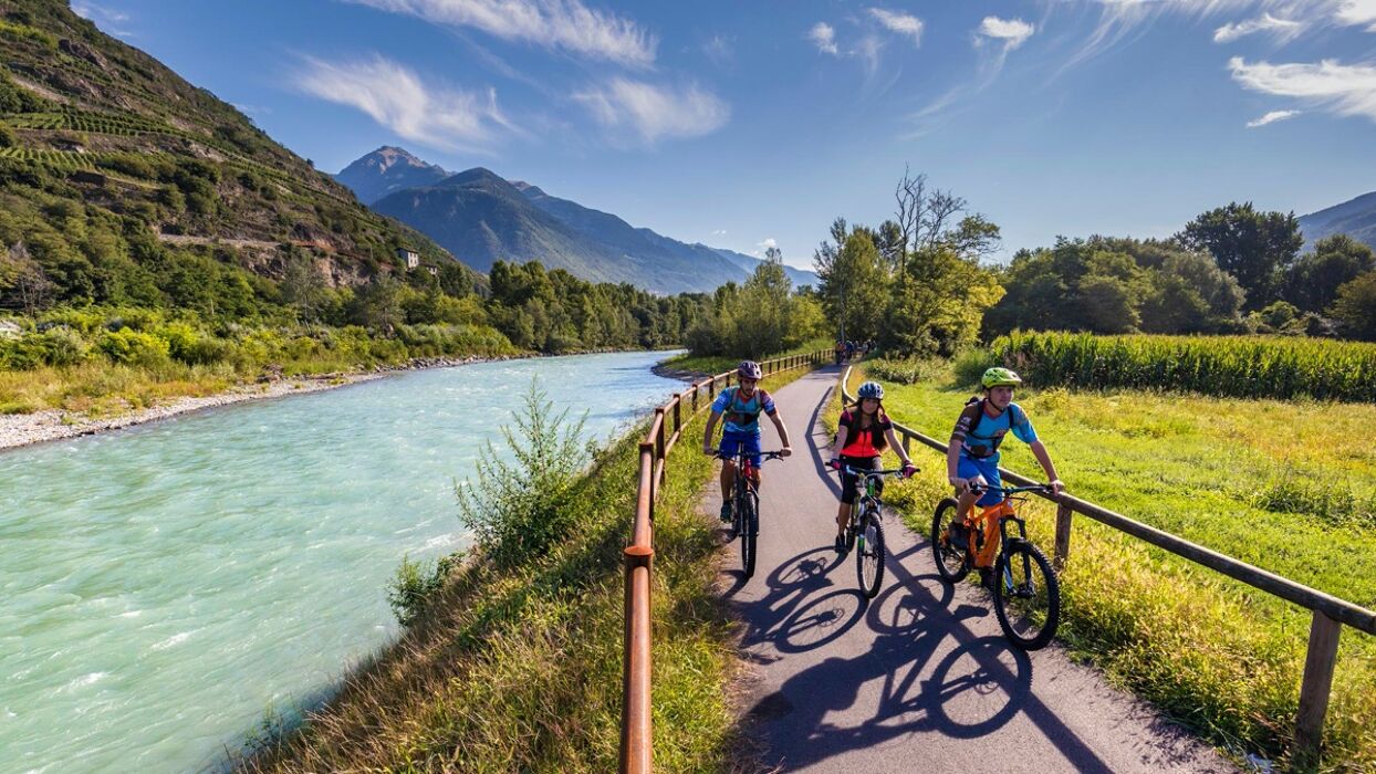 E-Bike Tour tra Laghi e Monti da Menaggio a Varenna E-Bike Tour tra Laghi e Monti da Menaggio a Varenna desktop picture