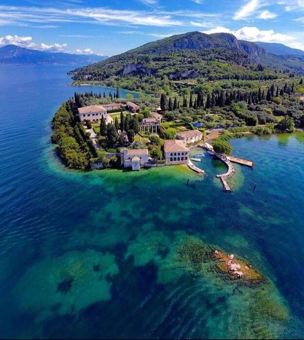 Sup con Yoga tra i mille colori di Punta San Vigilio Sup con Yoga tra i mille colori di Punta San Vigilio desktop picture