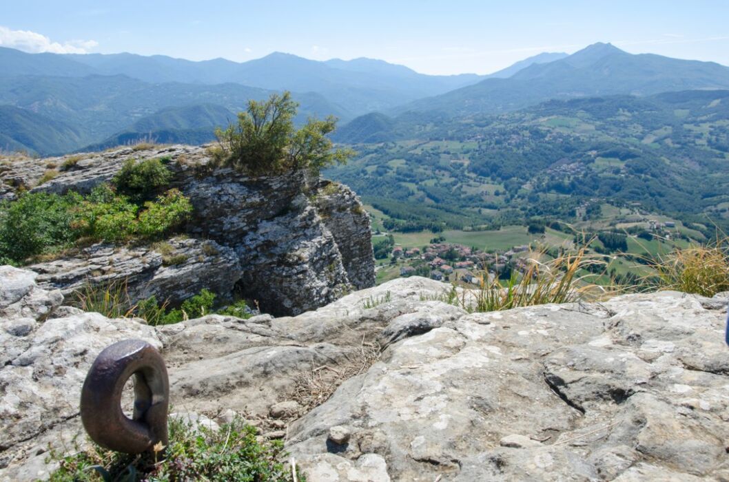Trekking tra Storia e Natura: La Pietra di Bismantova Trekking tra Storia e Natura: La Pietra di Bismantova desktop picture