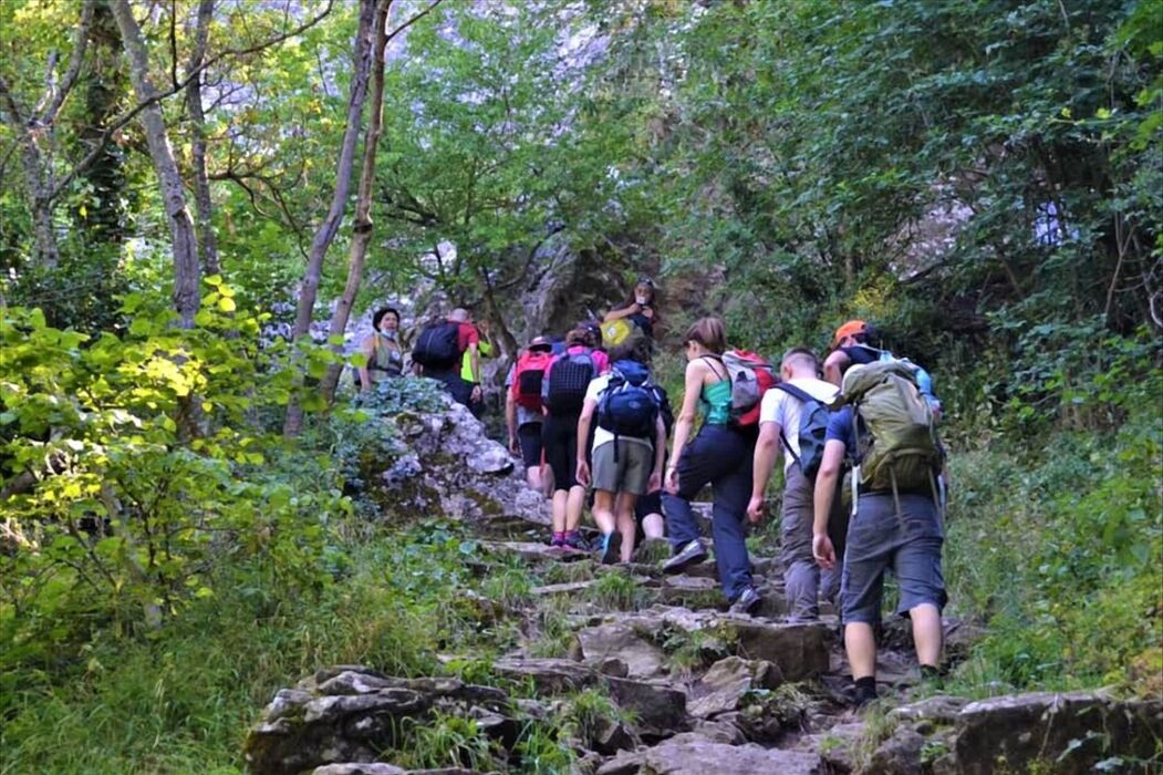 Trekking tra Storia e Natura: La Pietra di Bismantova Trekking tra Storia e Natura: La Pietra di Bismantova desktop picture