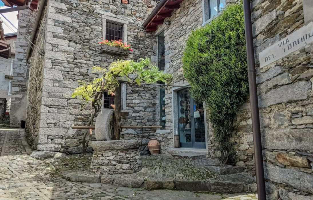 I Sentieri di Cavandone: Il Borgo affacciato sul Golfo Borromeo I Sentieri di Cavandone: Il Borgo affacciato sul Golfo Borromeo desktop picture