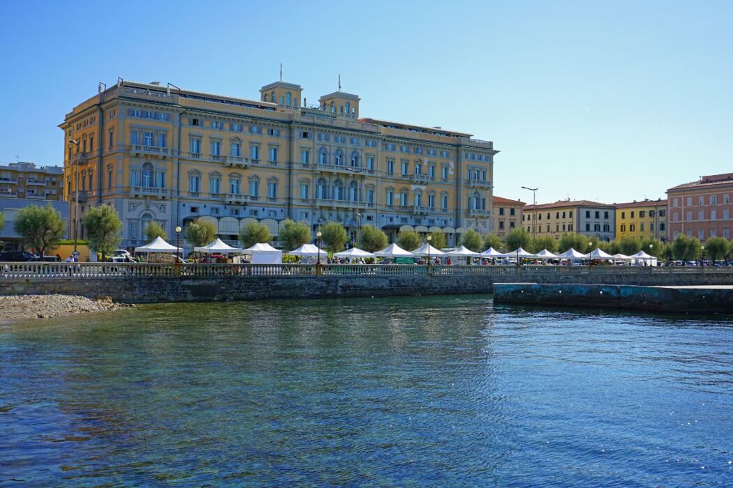 Livorno Pittorica: Passeggiata nel Lungomare di Fattori Livorno Pittorica: Passeggiata nel Lungomare di Fattori desktop picture
