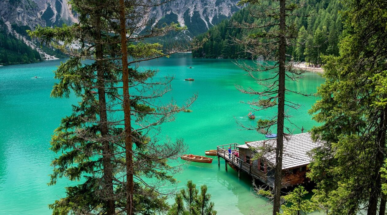Il Lago di Braies: Un Trekking da Sogno Il Lago di Braies: Un Trekking da Sogno desktop picture