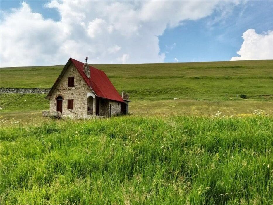La Fonte dell'Aquila: Trekking al Tramonto sui Monti Sibillini La Fonte dell'Aquila: Trekking al Tramonto sui Monti Sibillini desktop picture