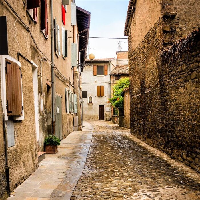 Castellarano e la Panchina Gigante: Passeggiata alle luci del tramonto Castellarano e la Panchina Gigante: Passeggiata alle luci del tramonto desktop picture