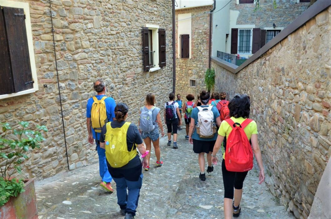 Castellarano e la Panchina Gigante: Passeggiata alle luci del tramonto Castellarano e la Panchina Gigante: Passeggiata alle luci del tramonto desktop picture