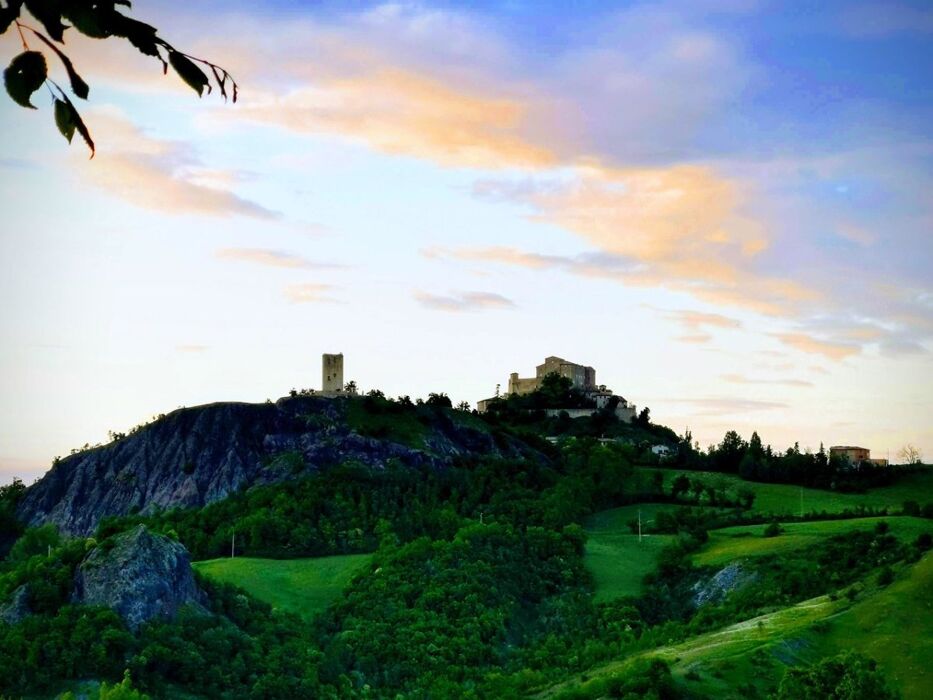 Passeggiata Serale con Pizzata tra i Castelli di Canossa Passeggiata Serale con Pizzata tra i Castelli di Canossa desktop picture