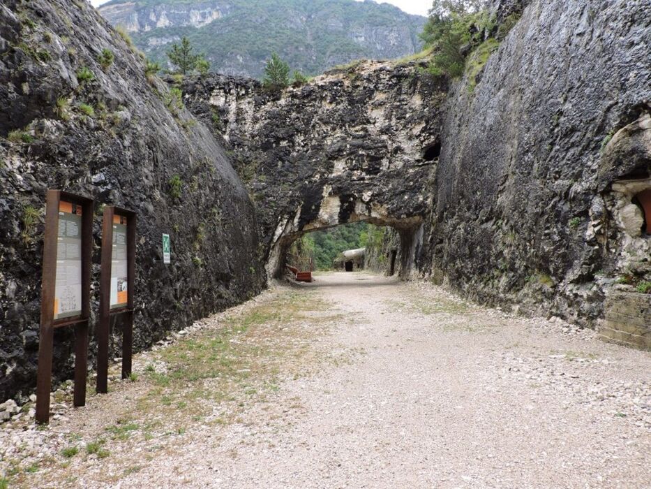 Vallarsa: Un Trekking nella Storia e nei Sapori Locali Vallarsa: Un Trekking nella Storia e nei Sapori Locali desktop picture